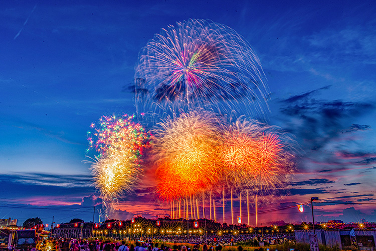 「青いキャンバスに花が咲く」